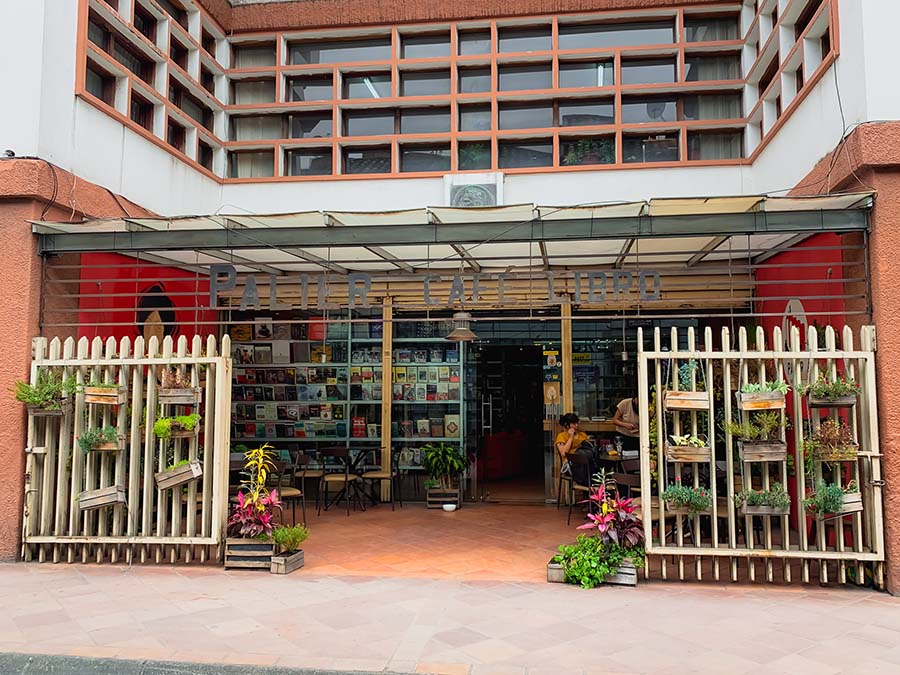 Palier Cafe Libro, Cuena coffe shop, plants, fence, terrace, building, things to do in Cuenca Ecuador
