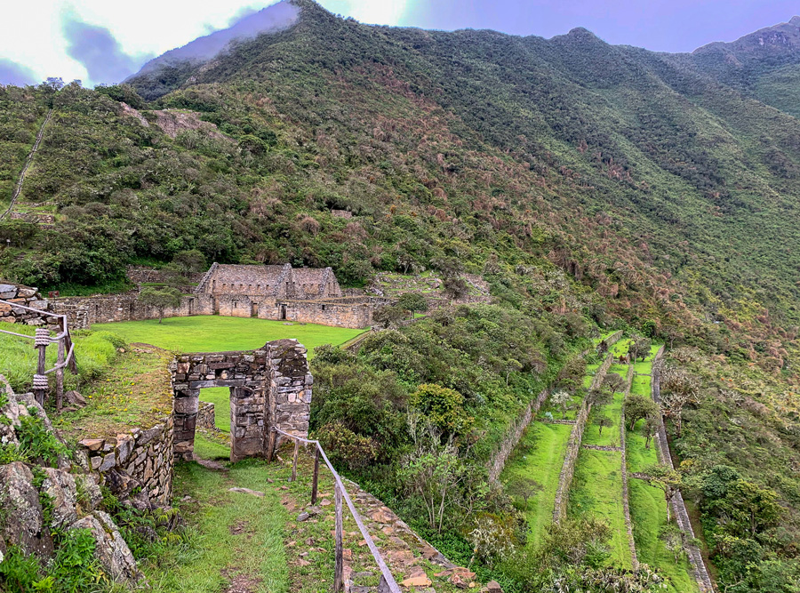 Choquequirao plaza, Inca ruins, terraces, Choquequirao Archaeological Park, grass, trees, mountains, clouds, buildings, alternative routes to Machu Picchu, Choquequirao to Machu Pichhu trek