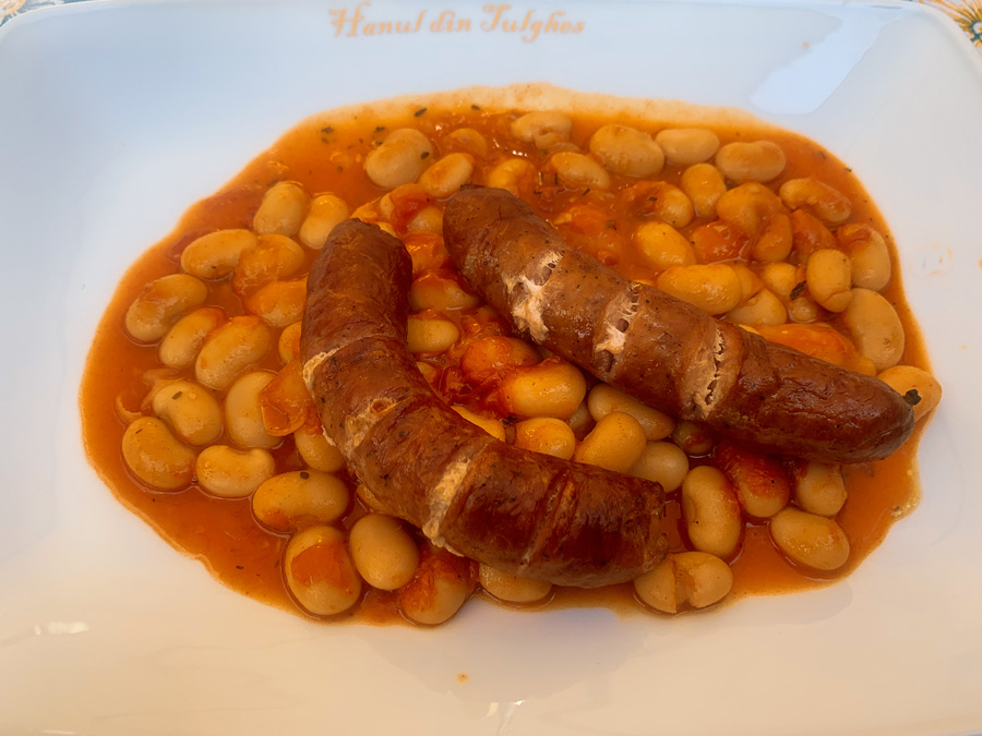 baked beans, sausage, iahnie de fasole cu carnat, plate Hunul din Tulghes, Astra Folk Museum, Sibiu, Sibiu's foodie scene, Romania, traditional food, best places to eat in Sibiu