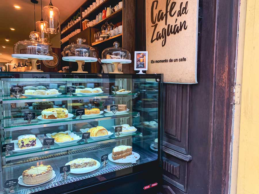 Café Del Zaguán, Cuenca Bakery, Cuenca Restaurants, display case, store front, cakes, empanadas, pies, shelves, lghts