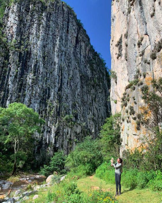 Santiago Apoala Oaxaca, things to do in Oaxaca State, woman, dog, canyon, cliffs, sky