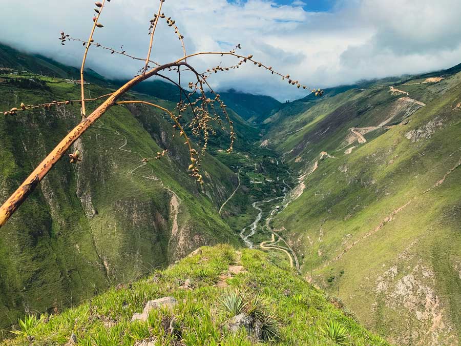 Devil's Nose hike, things to do in alausi ecuador, andes mountains, condor puñuna, sky, clouds, grass, trail, ecuador hikes