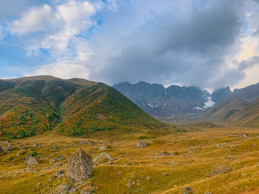grass, rocks, boulders, clouds, hill, Georgian Dolomites, mountains, sunrise, hike from Roshka to Juta via the Sadzele Pass, large erratic rocks