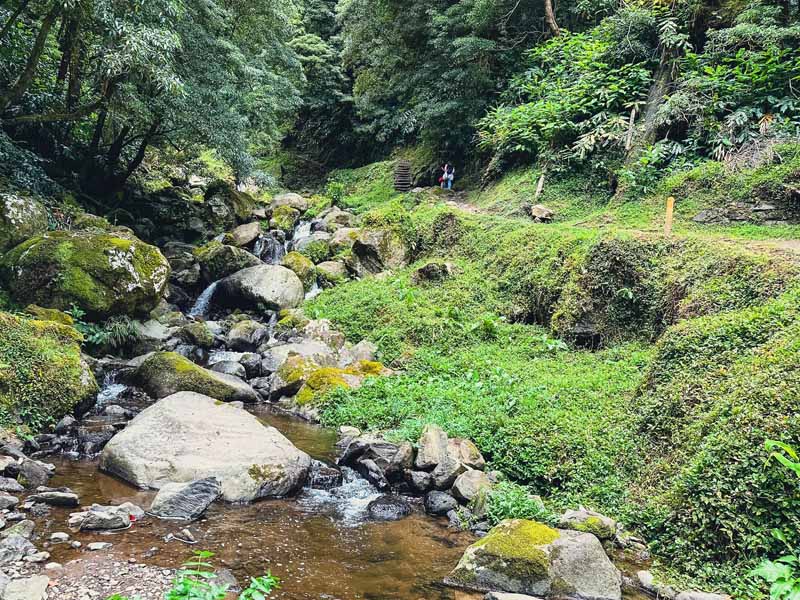 the start of the salto do prego hike crosses a stream